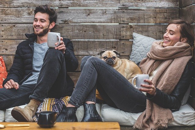 リラックスする男女と犬